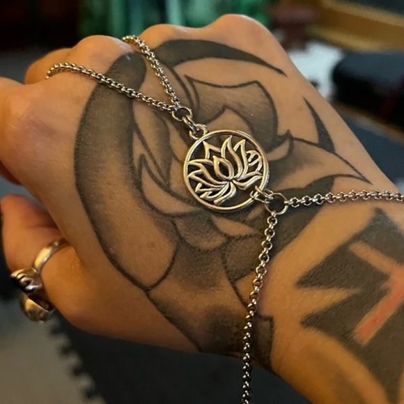 Boho lotus flower charm Hand chain piece slave bracelet adjustable steel - Picture 3 of 6